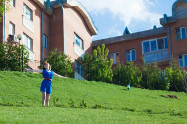 açık havada mavi elbiseli kızıl saçlı kadın