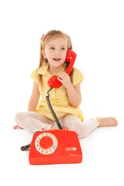 katta oturan eski kırmızı telefon ile küçük kız