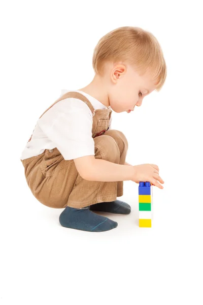 Doordachte kind spelen met speelgoed geïsoleerd — Stockfoto