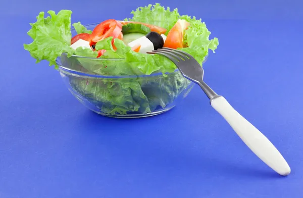 Изображение тарелки с красным перечнем и зеленым салатом — стоковое фото