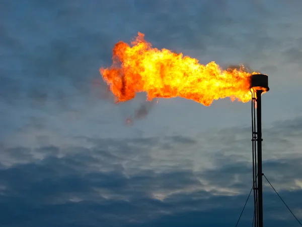 Llamarada de gas de petróleo en llamas —  Fotos de Stock