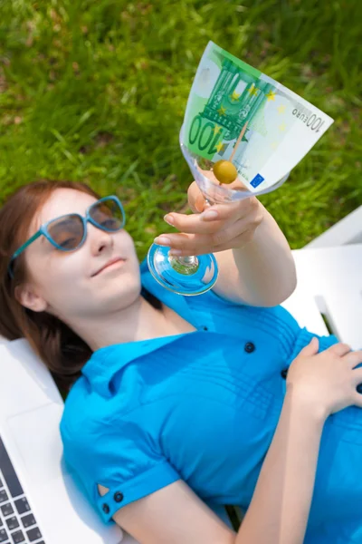 Mujer borracha sosteniendo vidrio con 100 euros —  Fotos de Stock
