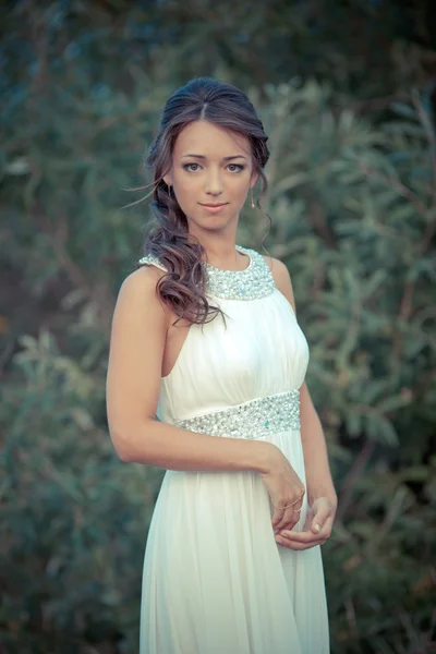 Młoda kobieta w białej sukni na charakter — Zdjęcie stockowe