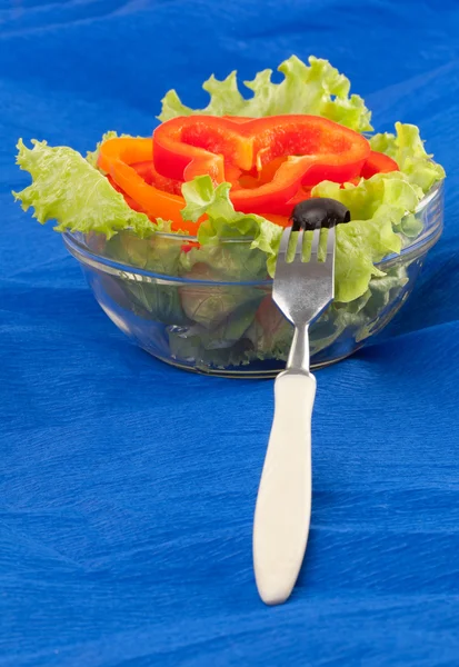 Picture of a plate with cut pepper and black olives — Stock Photo, Image