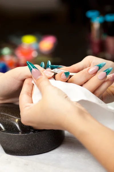 Vrouw bij manicure — Stockfoto