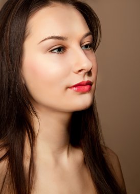 kalıcı makyaj ile güzel bir kadın portresi