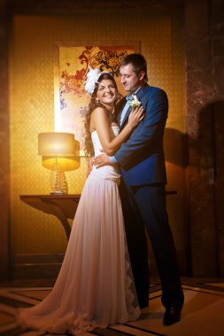 Gelin ve damada klasik tarzı oturma odasında