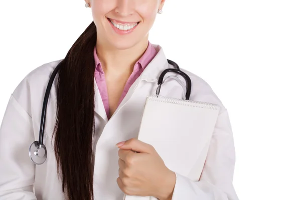 Женщина-врач в белом халате с блокнотом — стоковое фото