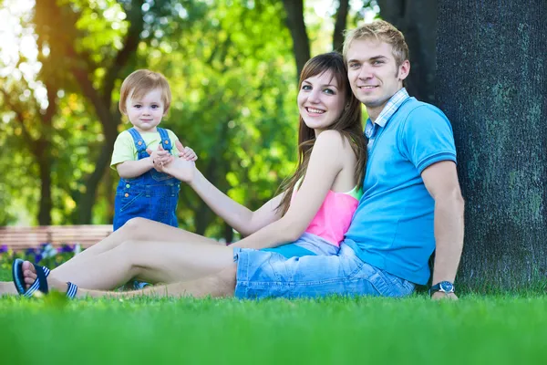 Lycklig familj promenader i parken sommaren. picknick — Stockfoto