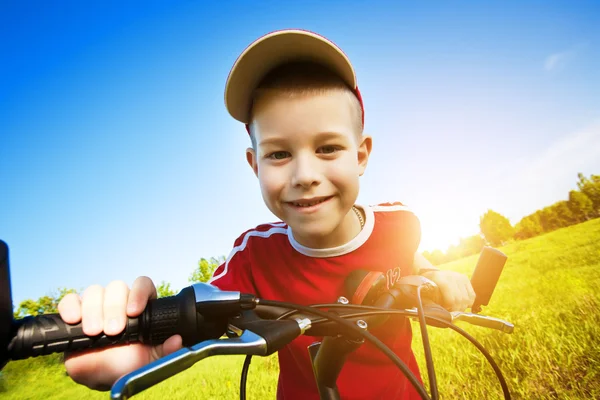 Zes-jarige jongen op een fiets — Stockfoto