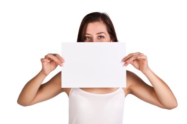 esmer beyaz bir levha ile karşı karşıya