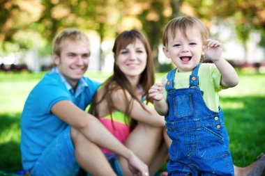 mutlu bir aile yaz Park'ta yürüyordunuz. piknik