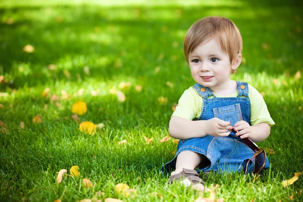 Happy baby vilar på det gröna gräset. picknick — Stockfoto