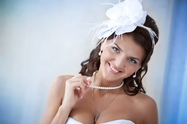 Portrait of beautiful bride in a white dress — Stock Photo, Image