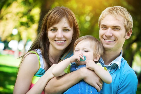 ครอบครัวที่มีความสุขเดินในสวนสาธารณะฤดูร้อนสีเขียว นิกเกิล — ภาพถ่ายสต็อก