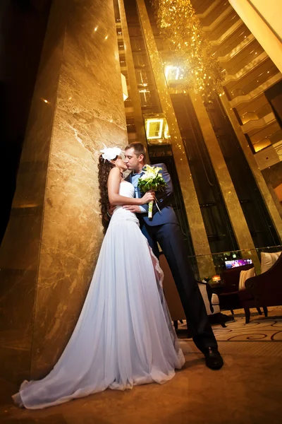 Felice sposa e lo sposo nella moderna sala d'albergo — Foto Stock