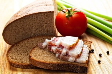 rad domates ile tost yapardı