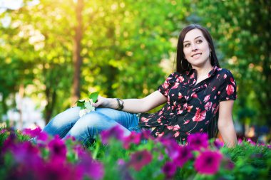 güzel kız çiçek yatakta döşeme