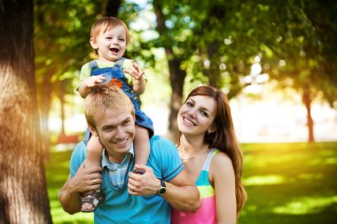 Aile yeşil yaz parkta yürüyüş