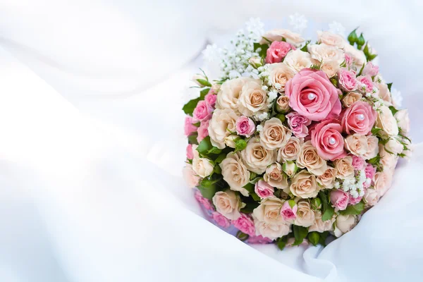 Ανθοδέσμη με ροζ τριαντάφυλλα στο λευκό — Φωτογραφία Αρχείου