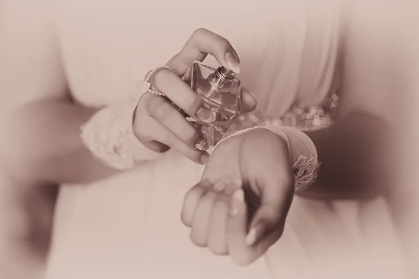 Bride applying perfume on her wrist — Stock Photo, Image