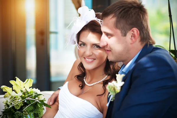 Novia y novio felices en una habitación luminosa — Foto de Stock