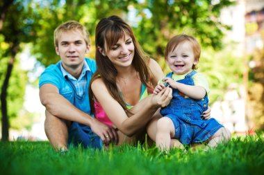 mutlu aile yeşil yaz Park'ta dinlenme