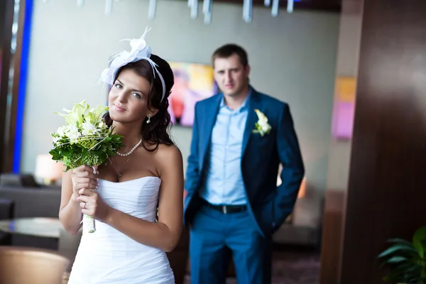 Novia y novio felices en una habitación luminosa — Foto de Stock