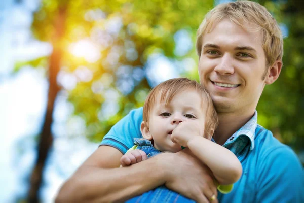 Papa mit Baby im grünen Sommerpark — Stockfoto