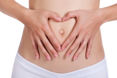 güzel kadın bedeni izole kalp işareti