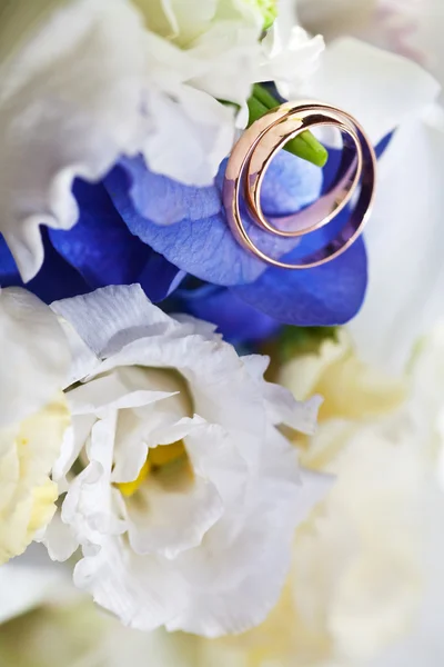 Wedding bouquet and gold rings — Stock Photo, Image