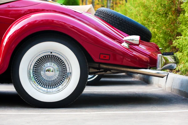 Güzel kırmızı eski model araba parçası — Stok fotoğraf