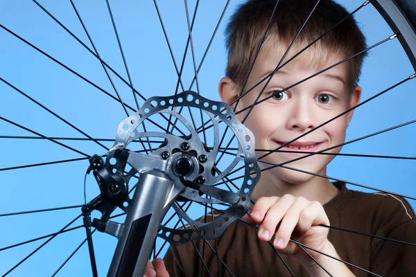 Çocuk bisiklet tekerleği tamir