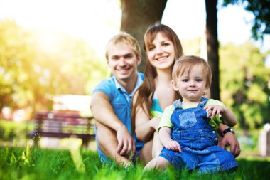 mutlu bir aile yaz parkta dinleniyor. piknik