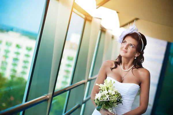 Gelukkige bruid met een bruiloft boeket — Stockfoto