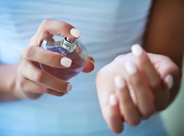 Panna młoda nakłada perfumy na nadgarstek — Zdjęcie stockowe