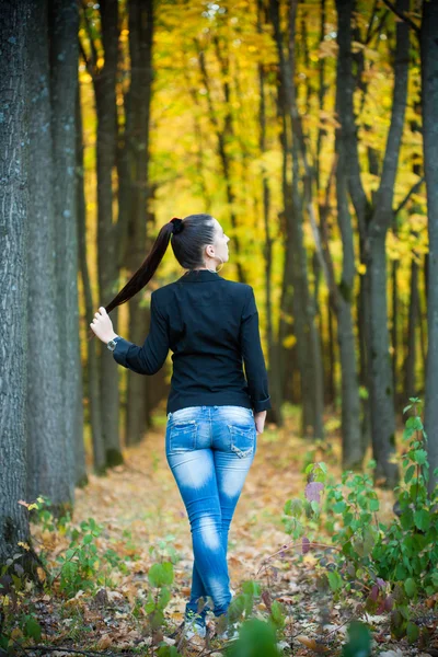 Nettes Mädchen im gelben Herbstwald — Stockfoto