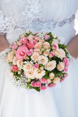 Gelinin elinde pembe gül buketi
