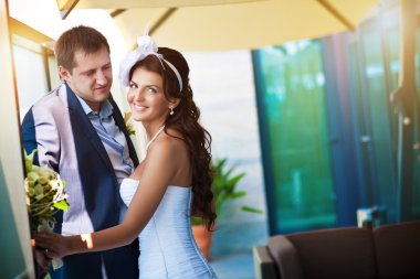 Gelin ve damat pencerenin sarılma