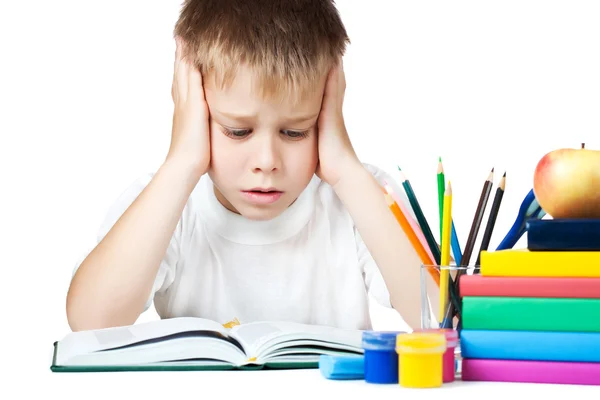 Szomorú iskolás csinál házi feladatot — Stock Fotó