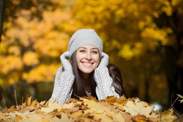 Fröhliches Mädchen auf einem Hintergrund von Herbstbäumen — Stockfoto