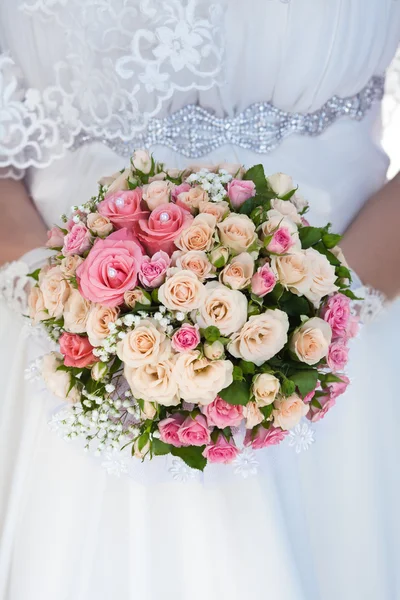 Bouquet of pink roses in the bride's hands — Stock Photo, Image