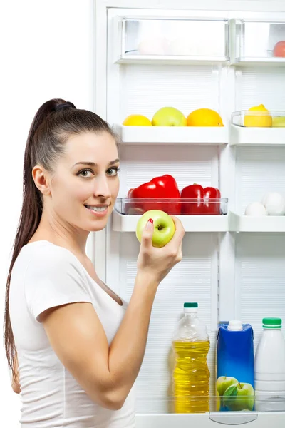 Attraktives Mädchen in der Nähe des offenen Kühlschranks — Stockfoto