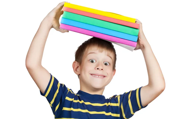 Junge mit einem Stapel Bücher auf dem Kopf. isoliert — Stockfoto