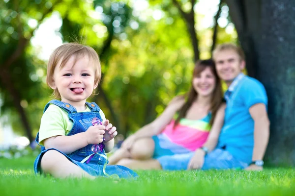 Baby rusten in de zomer park. picknick — Stockfoto