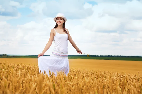 Lindas mujeres está caminando en el campo de trigo — Foto de Stock