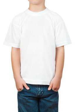 küçük bir çocuk üzerinde beyaz t-shirt