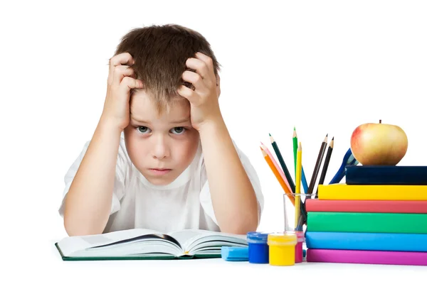 Anak sekolah yang sedih sedang mengerjakan PR-nya. — Stok Foto