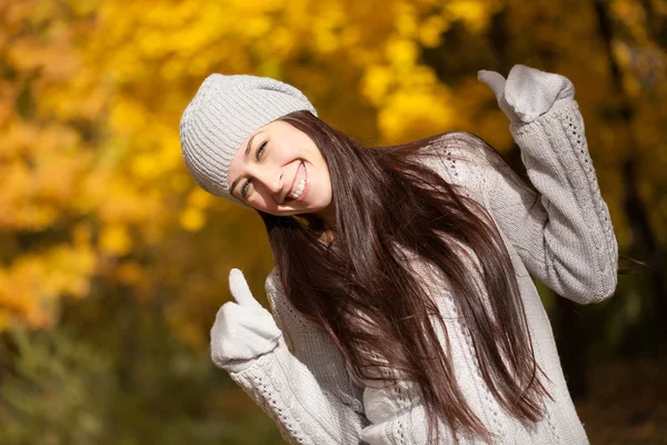 Wesoła dziewczyna na tle autumn drzewa — Zdjęcie stockowe