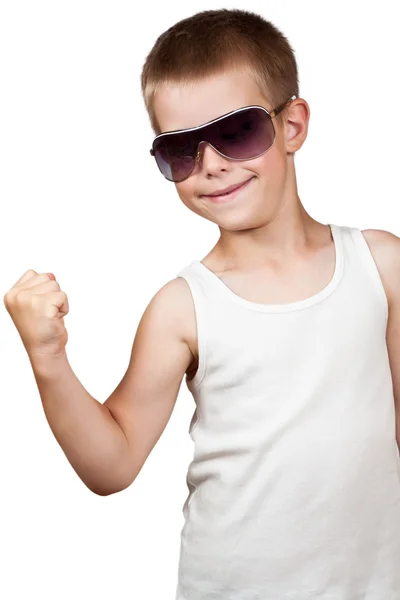 Мальчик показывает свои мускулы изолированные на белом — стоковое фото